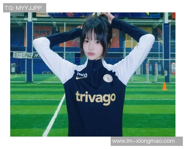 穿077球衣的女球迷晒打球美照展现对篮球的热爱与激情